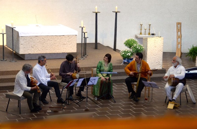 Khosro Soltani und sein Ensemble SHIRAZ mit Majid Derakhshani (Tar), Khosro Soltani (Ney), Kian Soltani (Kemantsche), Arjang Seyfizadeh (Setar) und Mohammad Ghavihelm (Tombak) sowie der Sängerin Sepideh Raissadat präsentierten erstmals seit langem persische Musik mit einem vielfältig zusammengestellten Programm.