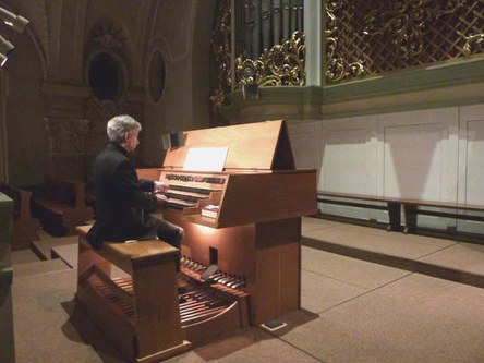 Stürmische Triolenläufe wogen an der klanglich prächtigen Rieger-Orgel