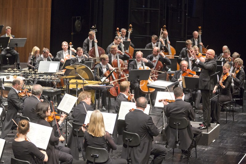 Enrique Mazzola und die Wiener Symphoniker präsentierten im Rahmen des dritten Orchesterkonzertes bei den Bregenzer Festspielen ein reichhaltiges Programm mit ganz unterschiedlichen kompositorischen Aussagegehalten. (Foto: Bregenzer Festspiele)