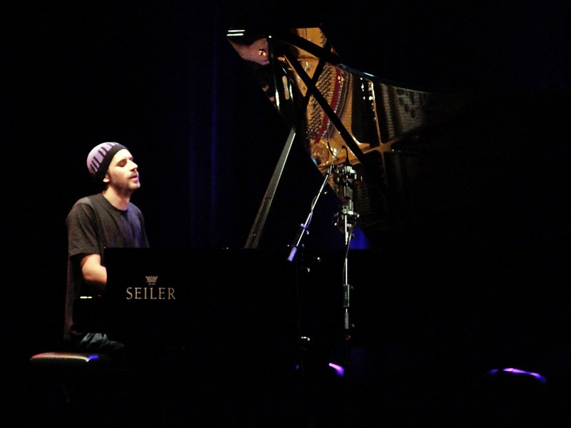 Helbocks Markenzeichen: Die Kappe mit der Klaviertastatur. Jetzt in Purpur, Purple, dem Titel seiner aktuellen Solo-Piano-CD entsprechend.