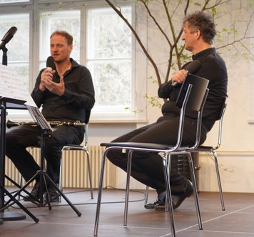 Im Gespräch mit Klaus Christa erzählte Matthias Schorn von seiner musikalischen Weltsicht und schlug auch kritische Töne an.