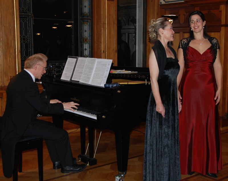 Die Stimmen von Birgit Plankel und Martina Gmeinder, am Klavier begleitet von Hans-Udo Kreuels, flossen in sich abgerundet und obertonreich ineinander