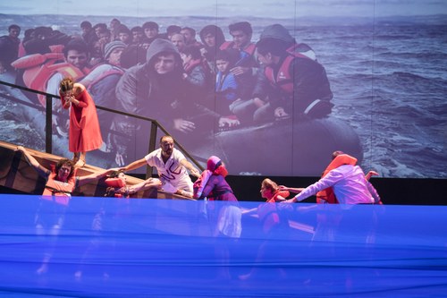 Die Flüchtlingsproblematik mit der gefährlichen Überfahrt durchs Mittelmeer wird hier in Zusammenhang mit Jesu Wunderkraft gebracht: „Jesus, rette mich!“