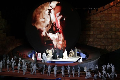 Haupt-Anziehungspunkt und „Cash Cow“ des Festivals war auch heuer das Spiel auf dem See, Puccinis letzte Oper „Turandot“ in der Regie von Marco Arturo Marelli.