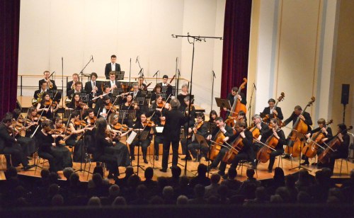 Das Symphonieorchester Vorarlberg unter der Leitung von Gérard Korsten präsentierte ein vielseitiges Konzertprogramm und beeindruckte durch seine erfrischende Spielart.