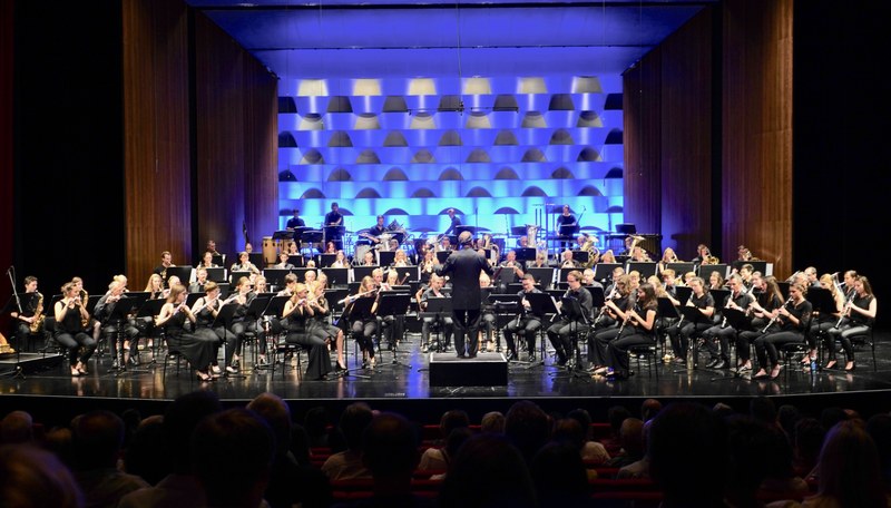 Zum Abschluss des 5. Internationalen Blasmusik-Camps bescherten die Teilnehmerinnen und Teilnehmer unter der Leitung von Martin Kerschbaum dem Publikum im Bregenzer Festspielhaus ein beeindruckendes Konzerterlebnis.