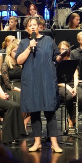 Bettina Barnay moderierte das Konzert auf ihre unverwechselbare Weise.