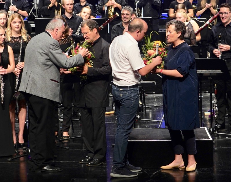 Für die Musikantinnen und Musikanten ist das Blasmusik-Camp eine wertvolle Erfahrung und bietet einen sehr willkommenen Anreiz, auf so hohem Niveau mit anderen musizieren zu können. Wolfram Baldauf und Christoph Indrist dankten im Namen des Vorarlberger Blasmusikverbandes dem Dirigenten und der Moderatorin.