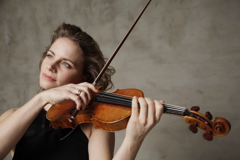 Die Münchner Stargeigerin Julia Fischer bezauberte das Publikum als „Prima inter pares" mit dem Orchester Academy of St Martin in the Fields