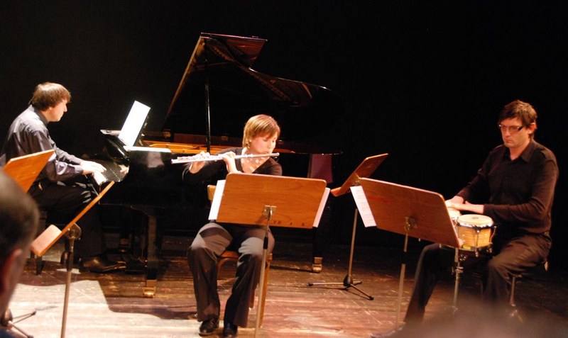 Rudi Spring ist nicht nur ein ausgezeichneter Pianist, sondern auch ein geistreicher Komponist. Hier im musikalischen Dialog mit Anja Baldauf und Stefan Greussing