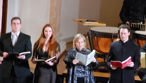 Die SolistInnen Roman Payer, Anna Haase und Tünde Szabóki und vor allem Josef Wagner als Elias (rechts im Bild) deuteten die Musik intensiv und sangen gut aufeinander abgestimmt