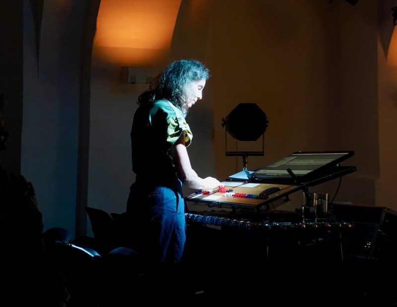 An den Reglern des Mischpults interpretierte Angela Lau unter anderem eine Stereo-Komposition für Lautsprecherensemble von Thomas Gorbach.