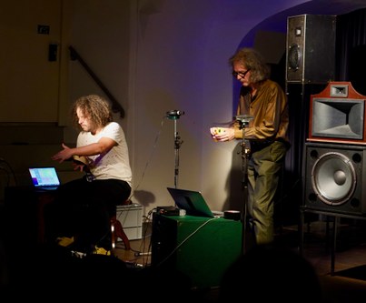 Enrique Tomàs und Thomas Gorbach musizierten im Rahmen des Schallwende-Festivals im Saumartkttheater in Feldkirch mit neu entwickelten, elektronischen Instrumenten.