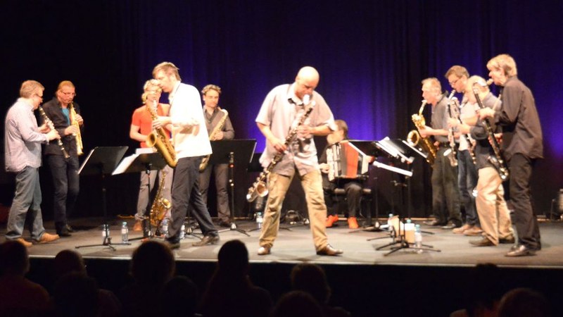 Musikalische Kommunikation wurde in der Bewegung nachvollziehbar. Vorne im Bild: Daniel Erdmann am Tenorsaxophon und der Bandleader Gebhard Ullmann an der Bassklarinette