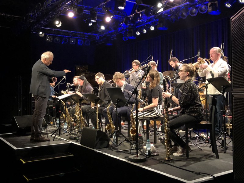 Christian Muthspiel & ORJAZZTRA VIENNA: ausgeklügelte Kompositionen, feinsinniger Dirigent, erstklassiger Klangkörper ...