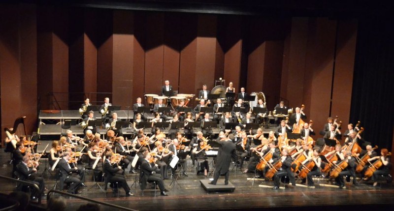 In großer Besetzung musizierte die Artur Rubinstein-Philharmonie Lodz unter der Leitung von Valentin Reymond große Werke der Weltliteratur.
