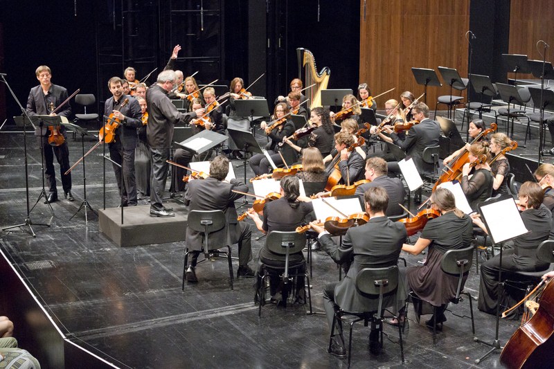 Das Symphonieorchester Vorarlberg unter der Leitung von Gérard Korsten gestaltete das letzte Orchesterkonzert der Bregenzer Festspiele mit hervorragenden Solisten, einer guten Werkauswahl und ansprechenden Interpretationen. (Foto: Dietmar Mathis)