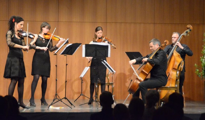 Das "Quinteto del arco nuevo"  mit Moncia Tarcsay und Gynöngy Ellensohn (Violine), Karoline Kurzemann-Pilz (Viola), Stefan Susana (Cello) und Bernd Konzett (Kontrabass) dachten im Rahmen eines stimmungsvollen Konzertes im Pfarrsaal Höchst den Tango Nuevo mit viel Leidenschaft und Esprit sowie neuen Kompositionen weiter.