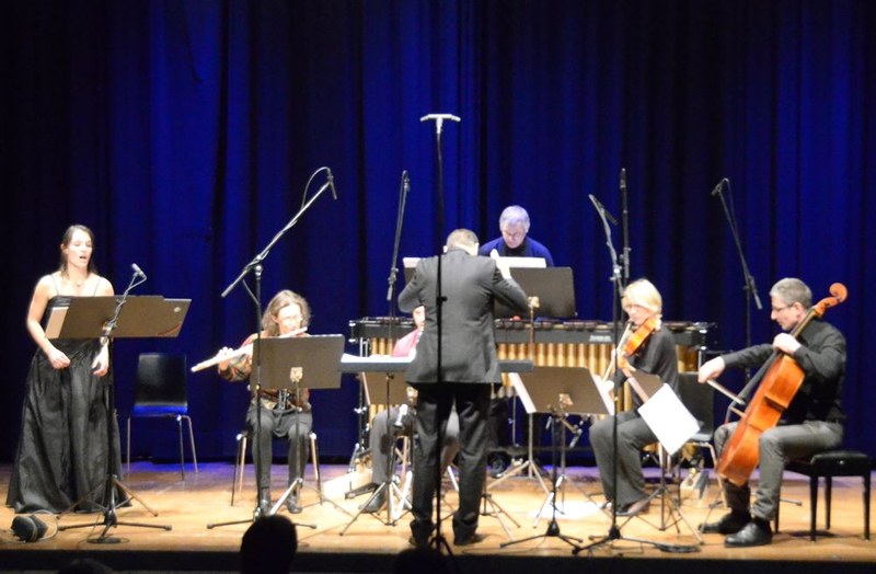 Das Ensemble PHACE spielte unter der Leitung von Simeon Pironkoff die Uraufführung des Liederzyklus "gesänge von der peripherie" von Wolfram Schurig.