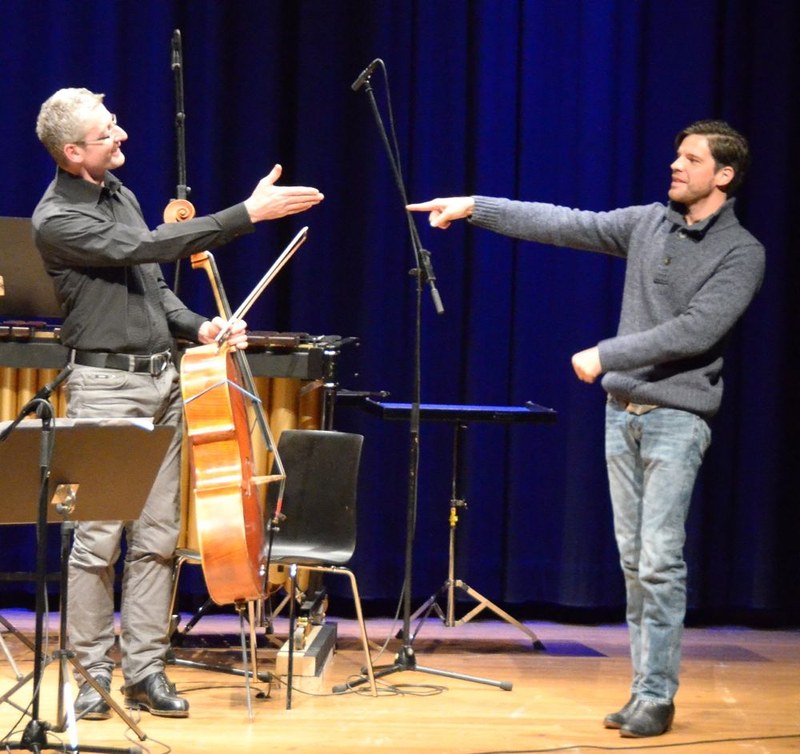 Eine freundschaftliche Stimmung zwischen den Musikern und Komponisten verbreitete  in der Bludenzer Remise am zweiten Abend der "bludenzer tage zeitgemäßer musik" eine angenehme Atmosphäre. Im Bild: Der Komponist Christopher Trebue Moore und der Cellist Roland Schueler freuen sich über die erfolgreiche Uraufführung.