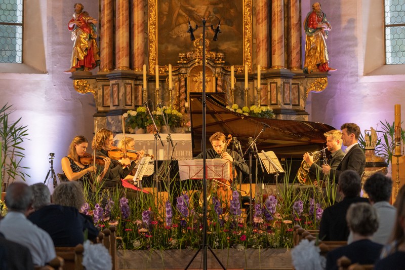 Das Sextett vereinte alle bei diesem Festival mitwirkende Musiker: Natalia Sagmeister (Violine), die Brüder Georgy und Alexander Kovalev (Viola und Cello), Veronika Kopjova (Klavier), Zóltan Macsai (Horn) und Alex Ladstätter (Klarinette). (© Gabi Metzler)