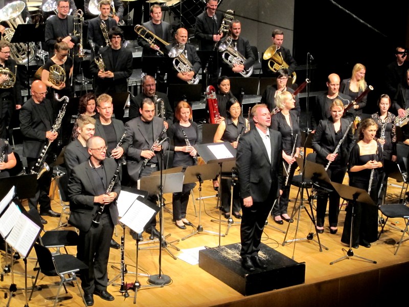 Den verdienten Applaus durften Dirigent und Orchester am Ende eines überragend gespielten Konzertes vom leider nicht sehr zahlreichen Publikum entgegennehmen
