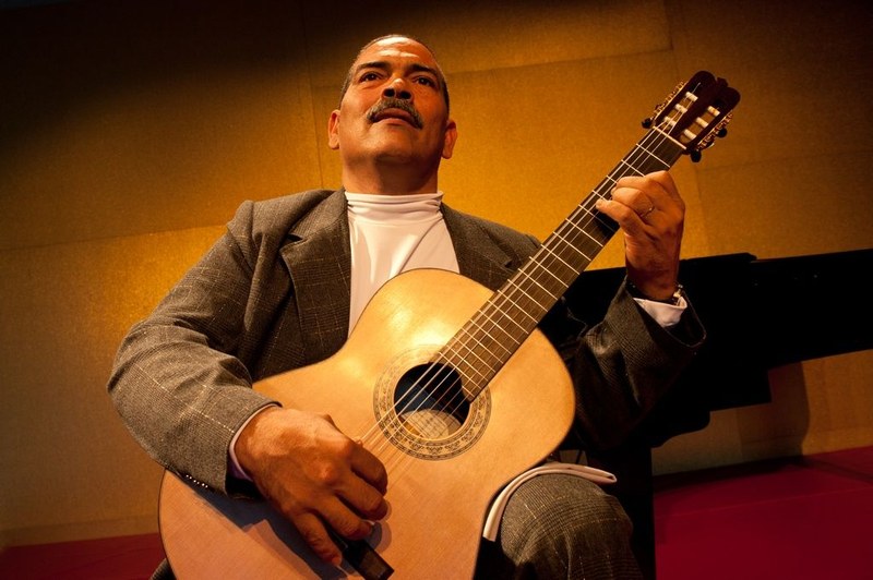 Der kubanische Gitarrist Jorge Luis Zamora musizierte mitreißend und strahlte eine sympathische Bescheidenheit aus. (Foto: Feldkirch Festival)