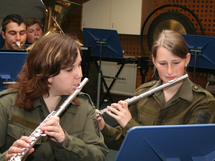 Seitdem auch Frauen zum Bundesheer dürfen, gibt es immer wieder Interesse für eine Mitwirkung bei der Militärmusik so wie hier bei einem Schnupperkurs.