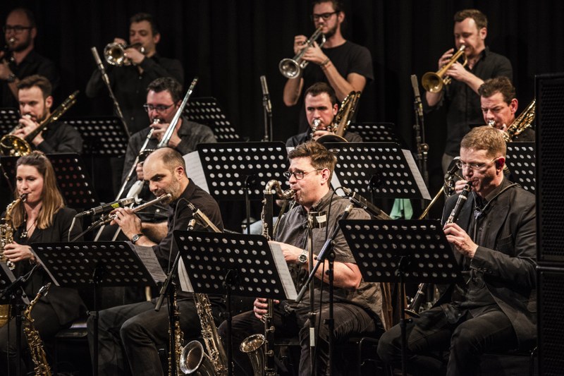 Das Jazzorchester Vorarlberg wird für jedes Programm neu besetzt. Die Gründer und Co-Leader Martin Franz (1. Reihe, 2.v.l.) und Martin Eberle (3. Reihe, ganz rechts) und Organisator Klaus Peter (1. Reihe, 3.v.l.) sind natürlich immer dabei. (© Karin Nussbaumer)