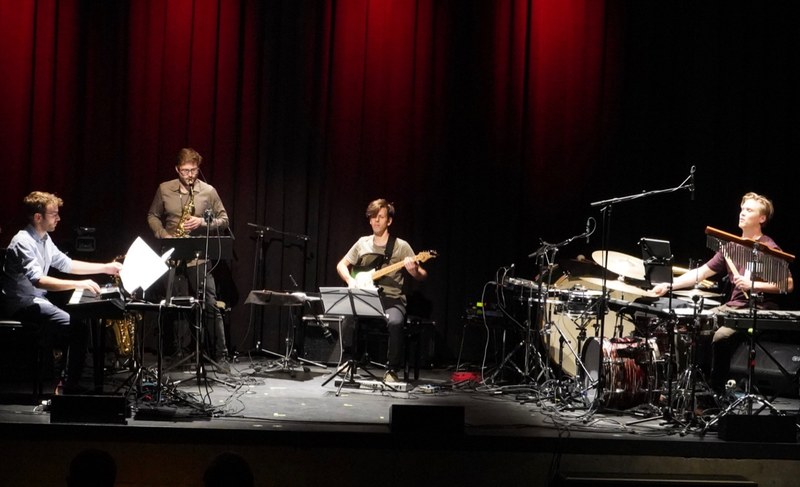 Das Ensemble Nikel mit Brian Archinal, Yaron Deutsch, Antoine Francoise und Patrick Stadler präsentierte bei den Bludenzer Tagen zeitgemäßer Musik unter anderem das für sie maßgeschneiderte Werk "Graveyard Slot" von Matthew Shlomowitz.