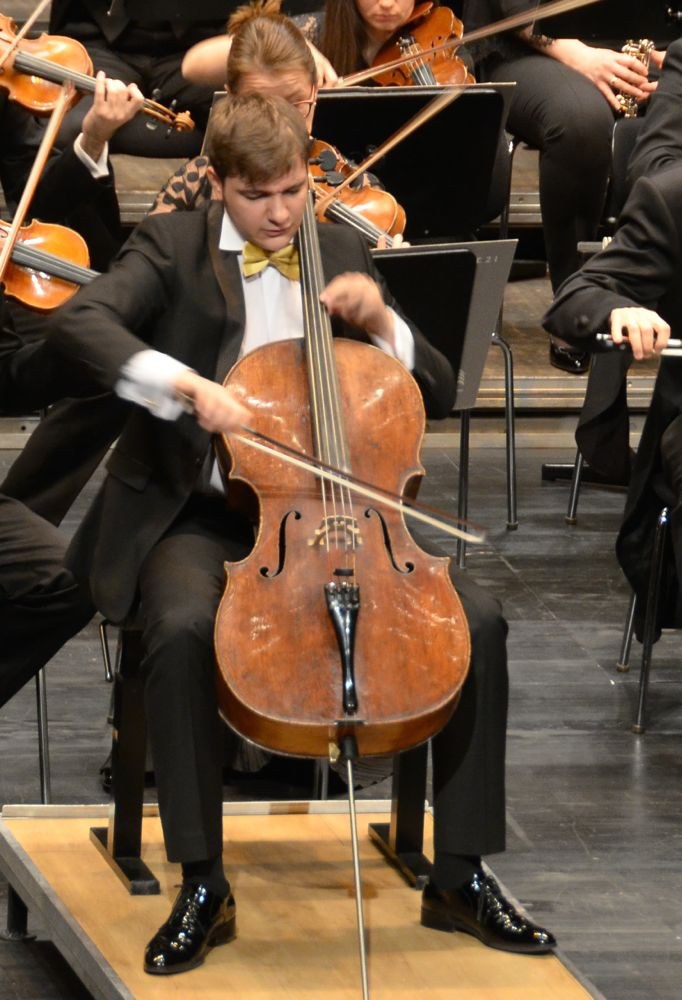 Der Cellist Andrei Ionut Ionita entfaltete das lyrische Cellokonzert von Robert Schumann feinsinnig und mit einem nuancierten Ton.