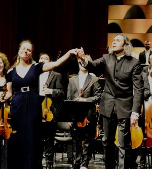 Jubel für  Julia Fischer und Vladimir Jurowski, die gemeinsam mit dem Rundfunk-Sinfonieorchester Berlin im Rahmen des fünften Meisterkonzertes unter anderem das erste Violinkonzert von Dmitri Schostakowitsch interpretierten.