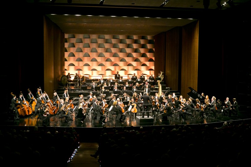 Facettenreich und vielgestaltig stellten das Rundfunk-Sinfonieorchester Berlin und Vladimir Jarowski die gigantisch instrumentierten Kompositionen in den Raum. (© Dietmar Mathis)