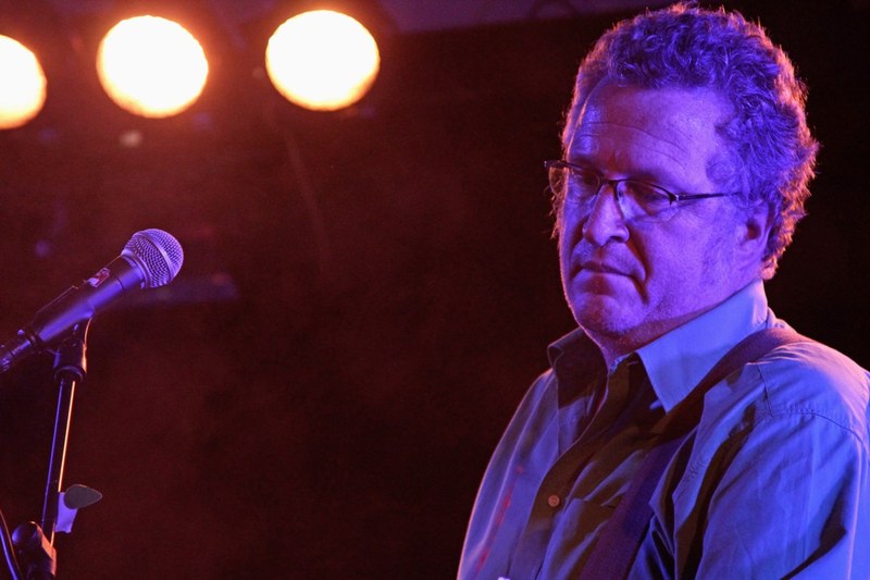 Gernot Bilz an Mikrofon und Bass