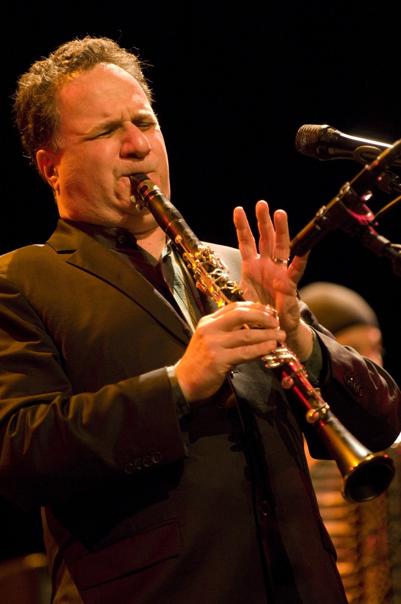 David Krakauer - wer schon immer mal mit schlafwandlerischer Geschmackssicherheit vorgetragene Bastarde von HipHop, Funk, dekonstruiertem Hardbop mit Klezmer hören wollte, der ist hier richtig. Wer nicht, möge sich einen Ruck geben.
