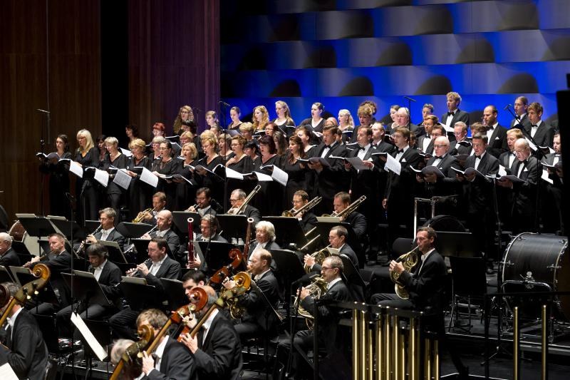 In großer Chor- und Orchesterbesetzung, mitsamt den Solisten Iulia Maria Dan, Annika Schlicht, Kyungho Kim, Mattia Olivieri und Gianluca Buratto, setzten sich die Wiener Symphoniker, der Prager Philharmonische Chor und der Bregenzer Festspielchor unter der Leitung von Enrique Mazzola mit Werken der italienischen Komponisten Verdi, Donizetti und Donatoni auseinander. (Fotos: Dietmar Mathis)