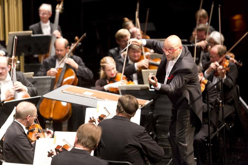 Enrique Mazzola gestaltete alle Werkdeutungen souverän und führte die Sänger und Musiker mit einer ausdrucksstarken Körpersprache.