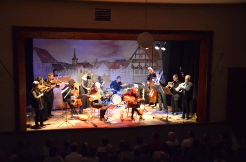 Die Guckkastenbühne und die Kulisse im Kultursaal in Göfis machten das Konzert mit dem "Concerto Stella Matutina" und Rolf Lislevand auch zu einem imaginierten Theaterabend.