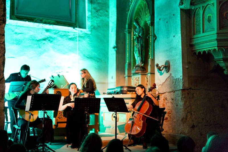 In den Seitennischen musizierten die Studierenden des Landeskonservatoriums.