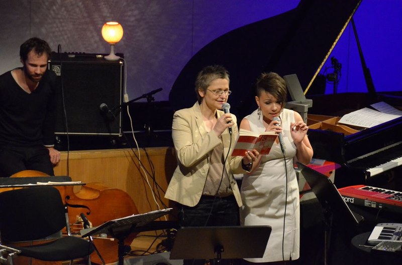 Die nächste "Carte blanche" erhält Evelyn Fink, als Vorgeschmack sang sie mit Winnie Brückner aus dem Volksliederbuch "Komm sing mit"