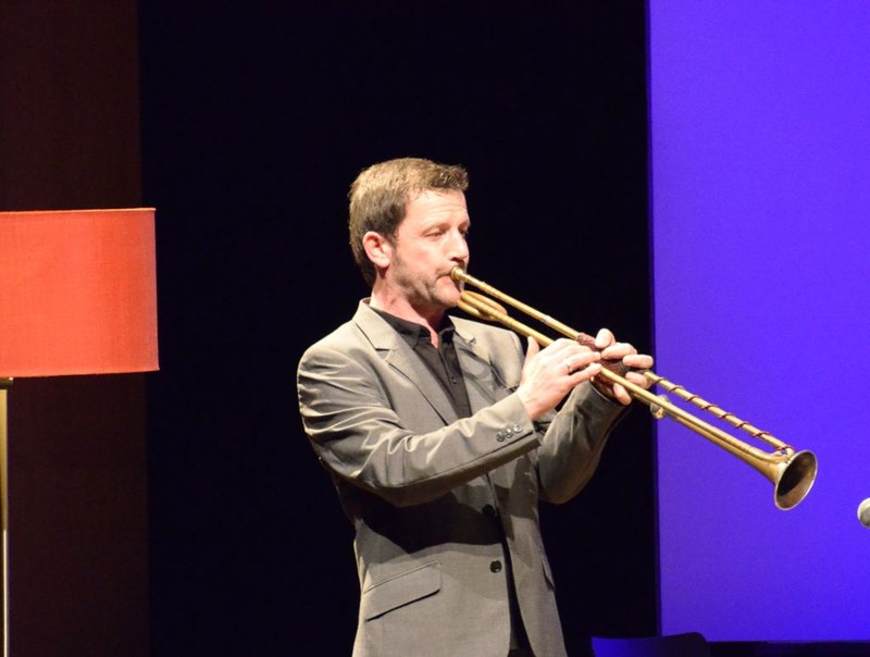 Herbert Walser spielt unter Nikolaus Harnoncourt, beim Barockorchester Concerto Stella Matutina und einigen anderen Ensembles sowohl die Naturtrompete als auch andere Blechblasinstrumente