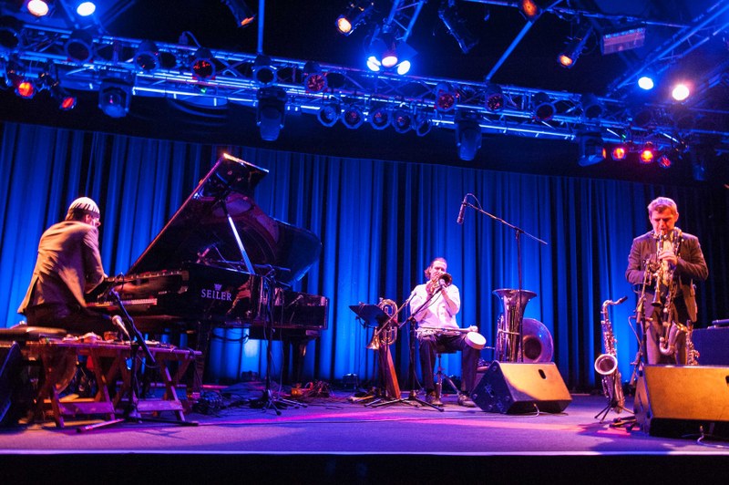 David Helbock, Johannes Bär und Andreas Broger - das exzellente Trio Random/Control präsentierte am Spielboden seine international erfolgreiche, aktuelle CD "Tour d'Horizon" (alle Fotos © Stefan Hauer)