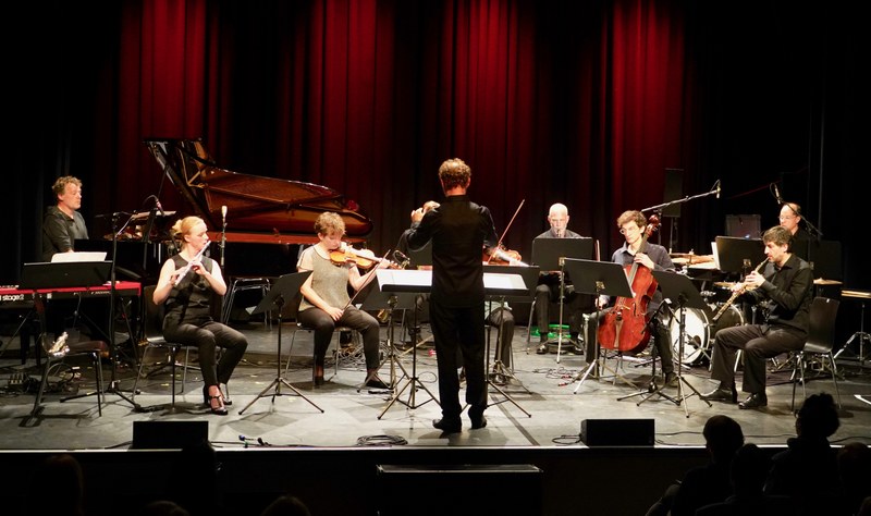 Als Instrumentalensemble im traditierten Sinn interpretierte das Ensemble Mosaik unter der Leitung von Magnus Loddgard zwei Werke von Joshua Alvarez Mastel und Sara Glojnaric.