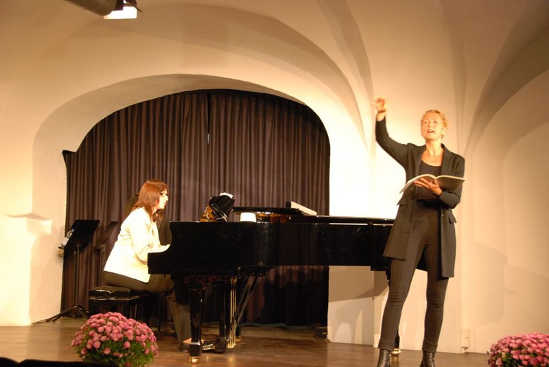 Anna Adamik und Ursula Bengel interpretierten das berühmte Melodram "Die Weise von Liebe und Tod" von Viktor Ullmann mit großer Intensität