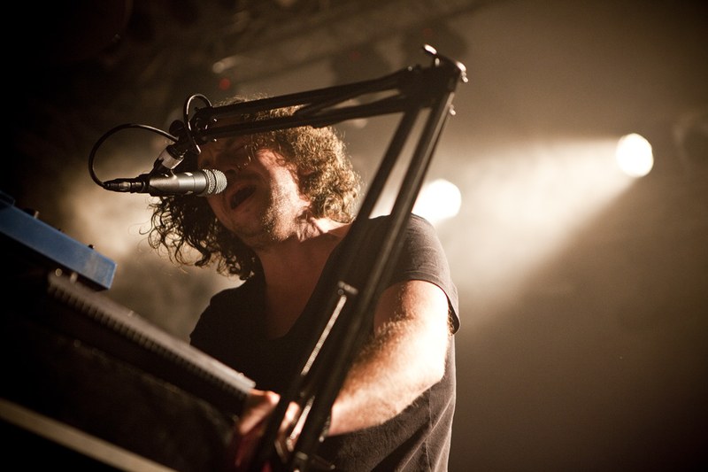 Als Frontman zurückhaltend ließ Tiersen seinen Bandmitgliedern Platz