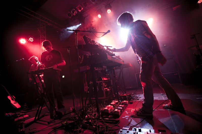 Ein Multiinstrumentalist mit einer 10-armigen Band inmitten einer Materialschlacht