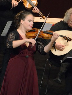 Julia Schröder spielte die Soloparts in den Violinkonzerte von Johann Sebastian Bach emphatisch und mit einer vielgestaltigen Tongebung.
