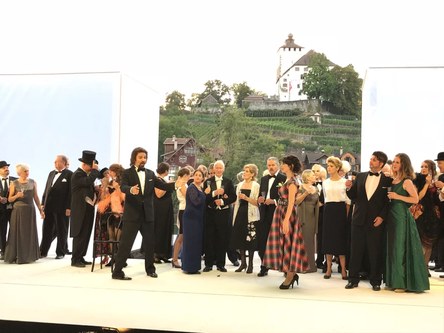 Szenenbild "La Traviata" mit den Solisten Konstantinos Printezis, Sarah Längle, Anna Gschwend, Clemens Morgenthaler und Kathrin Walder