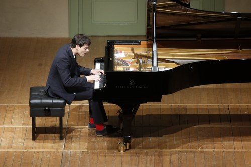 Der Pianist war während seines Spiels in einem gut nachvollziehbaren Dialog mit musikalischen Motiv- und Themengestalten.