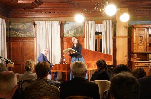 Im Rahmen von "Klang & Raum" interpretierten die Sopranistin Miriam Feuersinger und der Pianist Martin Gallez auf seinem wunderbaren Hammerklavier im Olgasaal des Gasthaus Taube in Alberschwende Lieder von Franz Schubert.